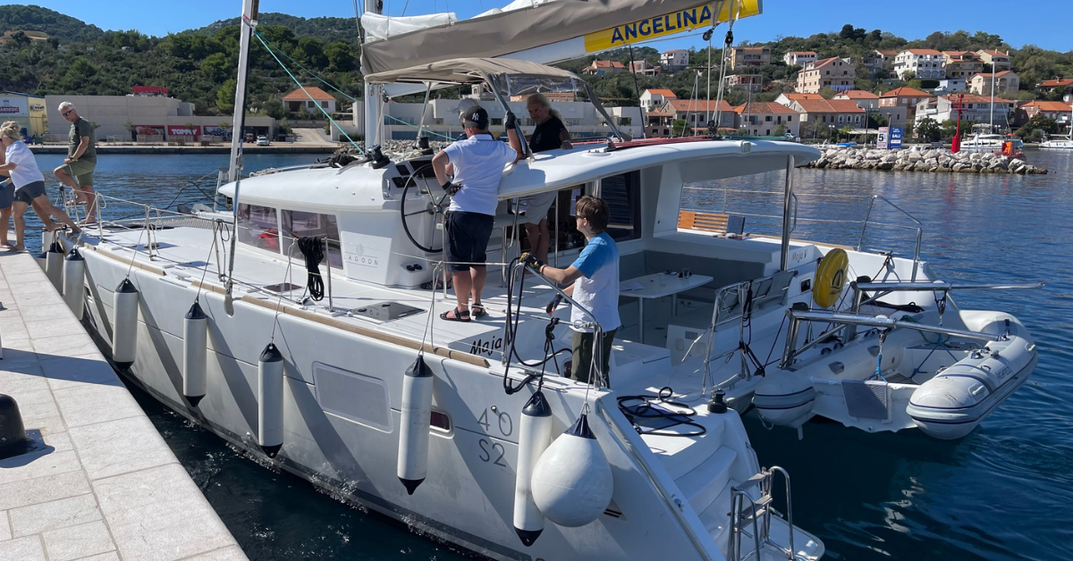 Nagłówek graficzny Jachtowy Sternik Morski na katamaranie - Chorwacja