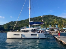 Manewry portowe katamaranem w marinie | Charter.edu.pl foto: Katarzyna Kowalska