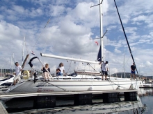 Załoga na pokładzie jachtu  podczas kursu na jachtowego sternika morskiego w Chorwacji foto: charter.edu.pl