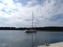 Jacht w trakcie ćwiczeń w marinie  podczas kursu na jachtowego sternika morskiego w Chorwacji foto: charter.edu.pl