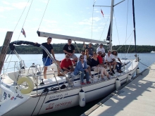 Załoga na jachcie pozująca do zdjęcie w marinie  podczas kursu na jachtowego sternika morskiego w Chorwacji foto: charter.edu.pl