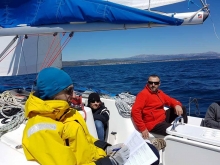 Zdjęcie załogi na pokładzie podczas kursu na jachtowego sternika morskiego w Chorwacji foto: charter.edu.pl