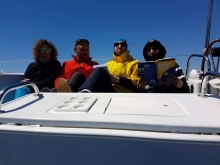 Zdjęcie załogi czytającej książki podczas kursu na jachtowego sternika morskiego w Chorwacji foto: charter.edu.pl