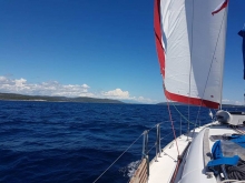 Zdjęcie dziobu jachtu z rozwinientym fokiem podczas kursu jachtowego sternika morskiego foto: charter.edu.pl