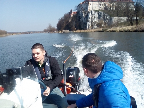 Holowanie narciarza wodnego (Kraków, marzec 2019)